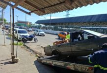 Prefeitura de Manaus remove veículos abandonados que obstruíam calçada na avenida Noel Nutels