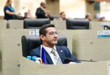 Saimon Bessa protocola requerimento e pede a recuperação da Rua dos Granitos, na zona Norte de Manaus