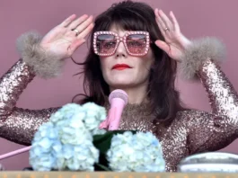 Cantora Jenny Lewis, do Rilo Kiley, celebra 50 anos casando com seu cachorro. E nada dos ETs voltarem