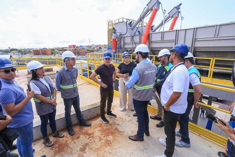 Prefeito David Almeida, técnicos da Ageman e diretoria da concessionária de água em ETE Raiz