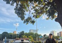 Polícia Militar do Amazonas captura foragida no momento em que trafegava em frente ao shopping