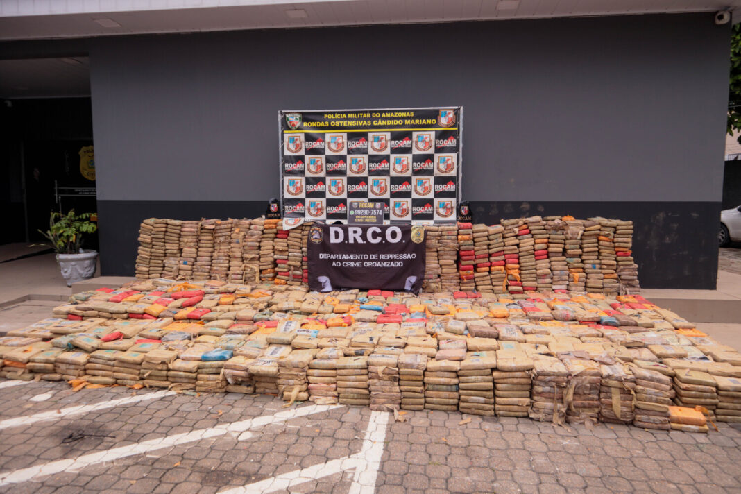 PMAM_ROCAM APREENDE 2,7 TONELADAS E PRENDE 11 PESSOAS_FOTO VITÓRIA VERAS PMAM (2)