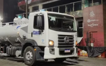 Estudante morre após tentar subir em caminhão de limpeza em circuito no Carnaval de Salvador