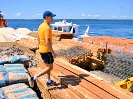 David Almeida entrega material e anuncia fim das escolas de madeira na zona rural de Manaus até novembro