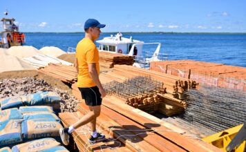 David Almeida entrega material e anuncia fim das escolas de madeira na zona rural de Manaus até novembro