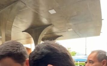 O Beijo do Súdito: Quando a fiscalização da Câmara vira hidratante de Mão. Manoooo ele beijou o cara, meu Deus 🤣