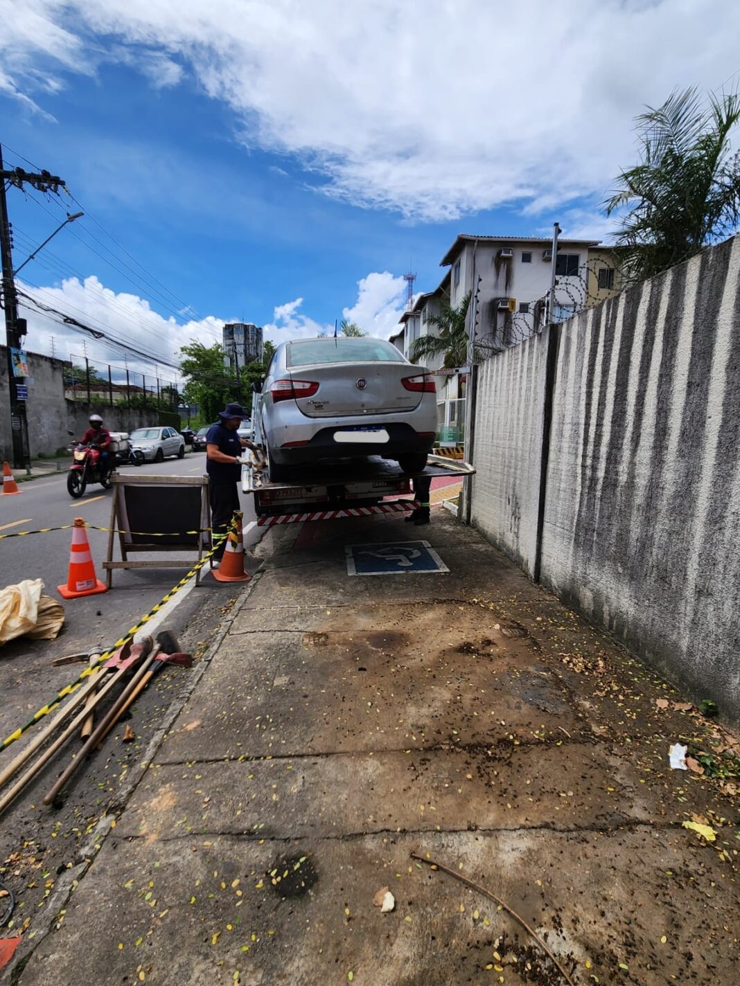 Prefeitura autua 47 condutores e remove veículos por estacionamento irregular em Manaus