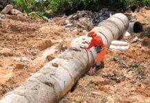 Prefeitura de Manaus recupera área afetada por erosão provocada por lixeira irregular no bairro Nova Cidade