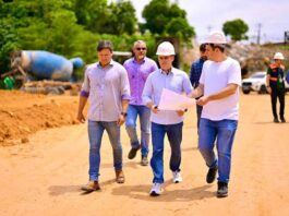 Prefeito David Almeida entrega materiais para zerar escolas de madeira na zona rural de Manaus