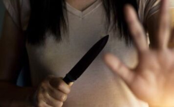 Mulher é presa após agredir pai de 70 anos e ameaçar familiares com faca