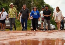 Em passagem por Iranduba, Professora Maria do Carmo mostra precariedade do ramal do Janauari