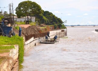 Prefeitura intensifica construção de muro de contenção na orla de Parintins