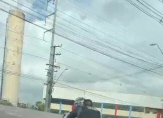 Policiais militares auxiliam cadeirante em via íngreme e garantem deslocamento com segurança na zona norte de Manaus