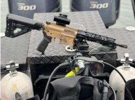 Mergulhadores da Polícia Militar encontram fuzil no Guarujá