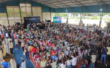 Governador Roberto Cidade entrega mais de 400 títulos definitivos para famílias da zona Norte de Manaus