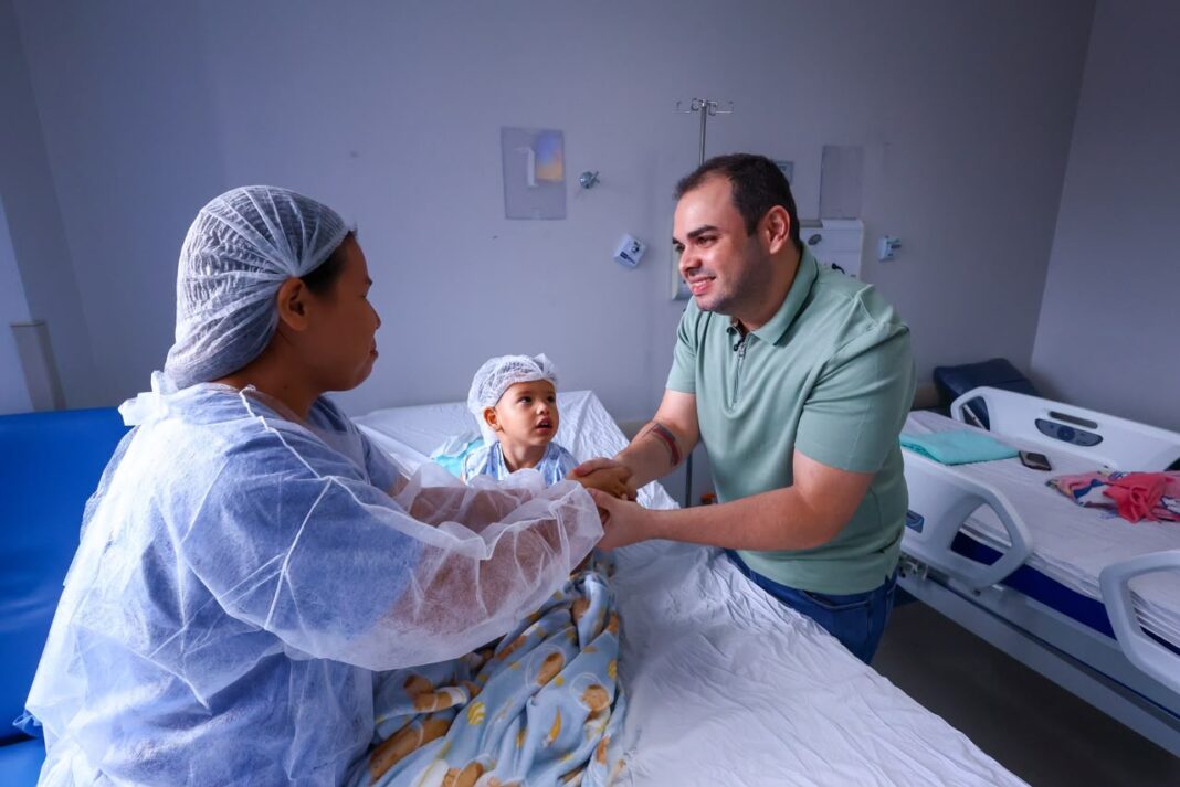 Governador-Roberto-Cidade-acompanha-inicio-do-100o-implante-coclear-realizado-pelo-Governo-do-Amazonas-1_Foto-Divulgacao-Secom.jpeg