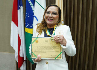 CMM entrega Medalha de Ouro Cidade de Manaus à primeira servidora efetiva homenageada pela Casa.