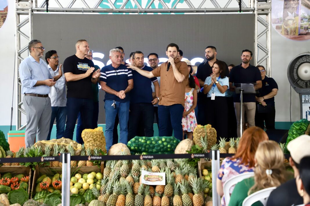 100626---prefeito-renato-junior-entrega-8-toneladas-de-alimentos-do-paa-e-beneficia-26-mil-famlias-em-manaus_55325906522_o