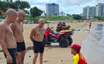 Corpo de Bombeiros do Amazonas ministra instrução de resgate e reanimação de afogados para militares da Marinha do Brasil