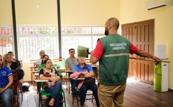 Prefeitura de Parintins entrega vassouras ecológicas para escolas participantes do projeto Escola que Recicla