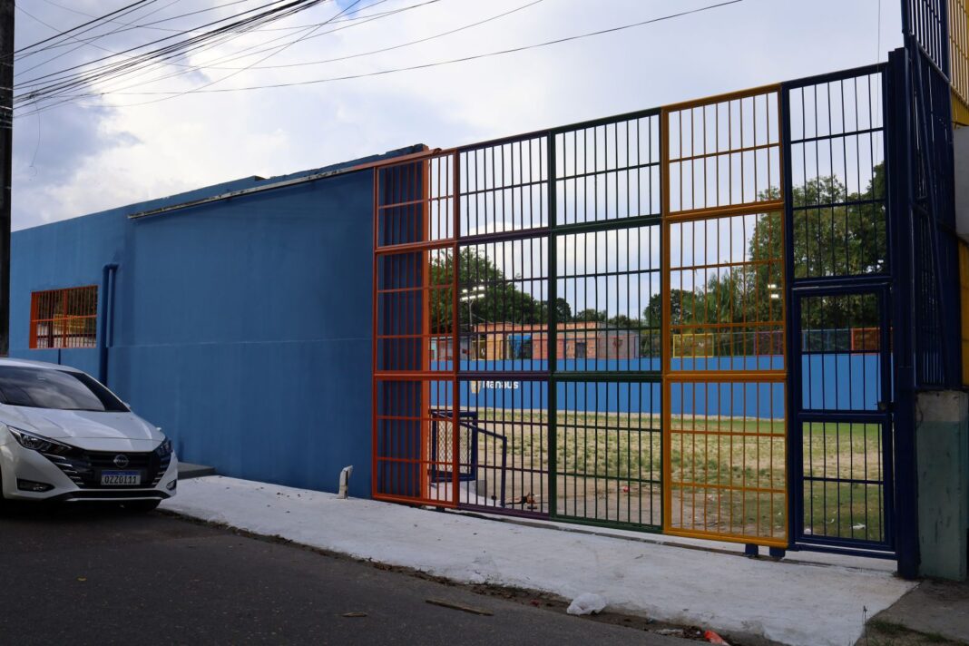 Prefeitura de Manaus avança com reforma do Campo Coração do Zumbi e transforma importante espaço de esporte e lazer da comunidade 2