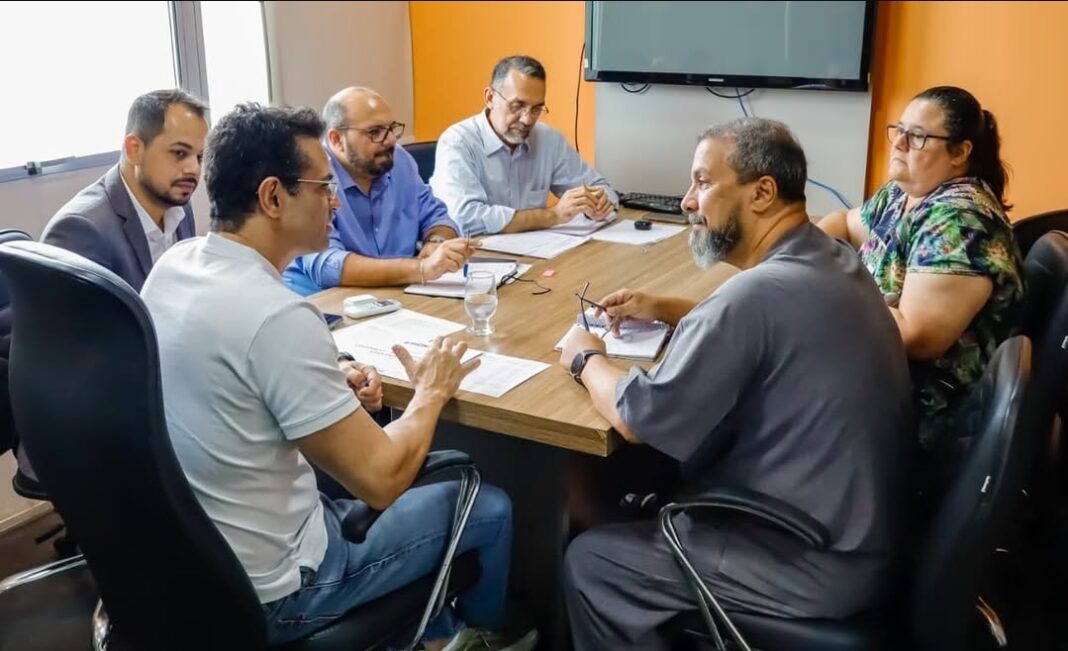 SECRETARIO ANUNCIA PAGAMENTOS FOTO EVANDRO SEIXAS SES AM