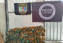 Polícia Militar encontra 245 tijolos de pasta-base de cocaína escondidos em colchões no interior.
