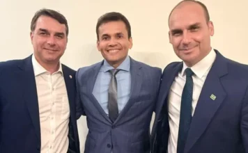 SAIA JUSTA: Eduardo Bolsonaro recebeu placa de honra ao mérito de Vereador que agrediu ex-mulher e pediu sigilo para que ela não vazasse fotos íntimas (veja todos os BOs.)