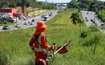 Prefeitura de Manaus intensifica mutirão de limpeza na avenida das Flores e melhora trafegabilidade para população