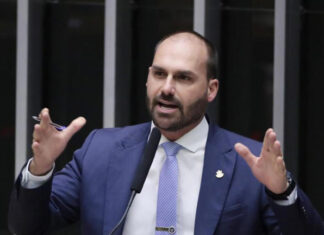 Eduardo Bolsonaro ameaça: Se Flávio perder, “não haverá eleições em 2030”
