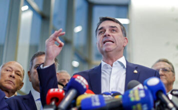 Em novo ataque, Flávio Bolsonaro compara Moraes a ‘demônio’ e ‘tirano’ em evento no ES
