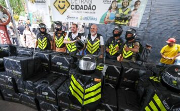Detran-AM entrega 60 kits de segurança a motofretistas de Itacoatiara