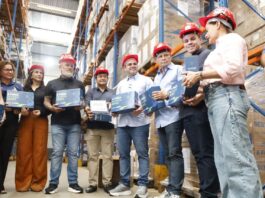 Governador Roberto Cidade acompanha início do envio de kits escolares, fardamentos e equipamentos para escolas do interior