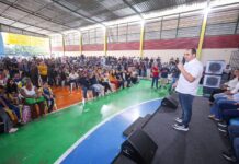 Na zona leste, Governador Roberto Cidade entrega kits escolares e livros para alunos da Escola Estadual Professor Ernane Nascimento Simão