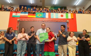 Roberto Cidade entrega kits escolares, alimentação e livros para alunos do Ceti Áurea Pinheiro Braga, na zona oeste de Manaus