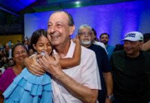 Omar conversa sobre segurança, casas e oportunidades para jovens e mães no bairro Jorge Teixeira, em Manaus