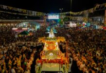 Multidão acompanha o andor da padroeira de Parintins no encerramento da festividade