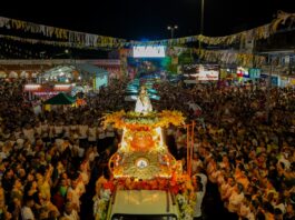 Multidão acompanha o andor da padroeira de Parintins no encerramento da festividade