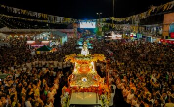 Multidão acompanha o andor da padroeira de Parintins no encerramento da festividade