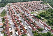 Prefeito Mateus Assayag assina termo com apoio de Omar Aziz que transfere Residencial Parintins ao município e garante moradia para cerca de 1.500 famílias