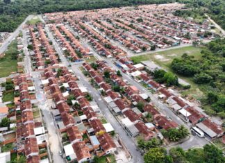 Prefeito Mateus Assayag assina termo com apoio de Omar Aziz que transfere Residencial Parintins ao município e garante moradia para cerca de 1.500 famílias