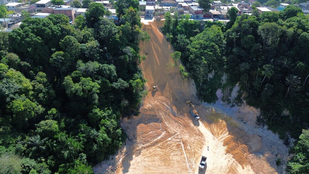Prefeitura de Manaus avança em obra de contenção de erosão na rua Topázio e reforça segurança no bairro Jorge Teixeira