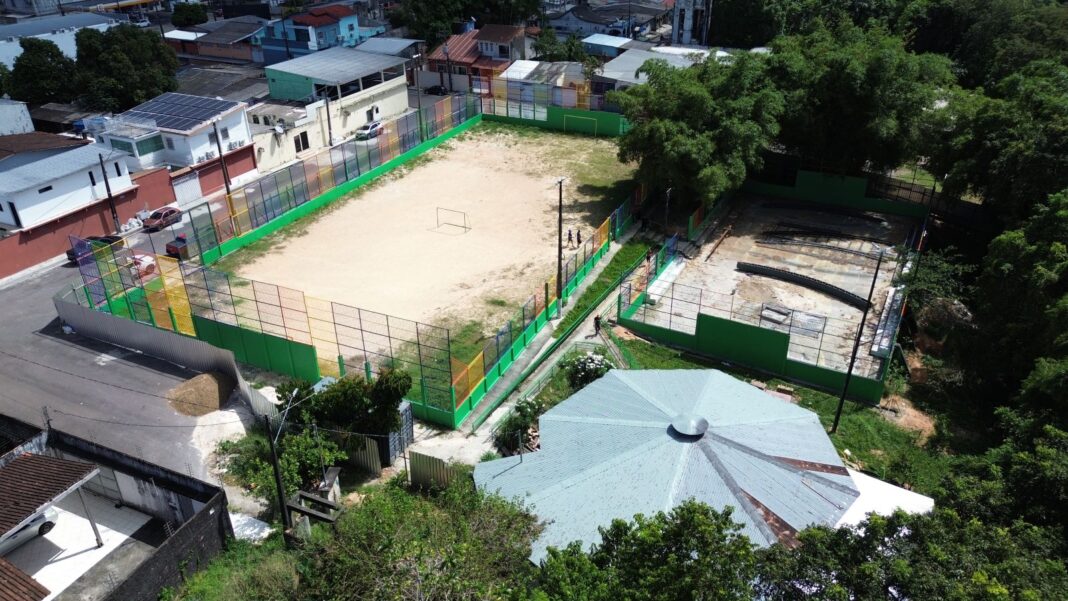 Prefeitura de Manaus avança na revitalização do Campo do Curubal e fortalece esporte e lazer na zona Norte
