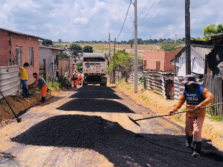 Prefeitura de Manaus leva asfalto à comunidade Celebridade 2 pela primeira vez e transforma a realidade dos moradores 4
