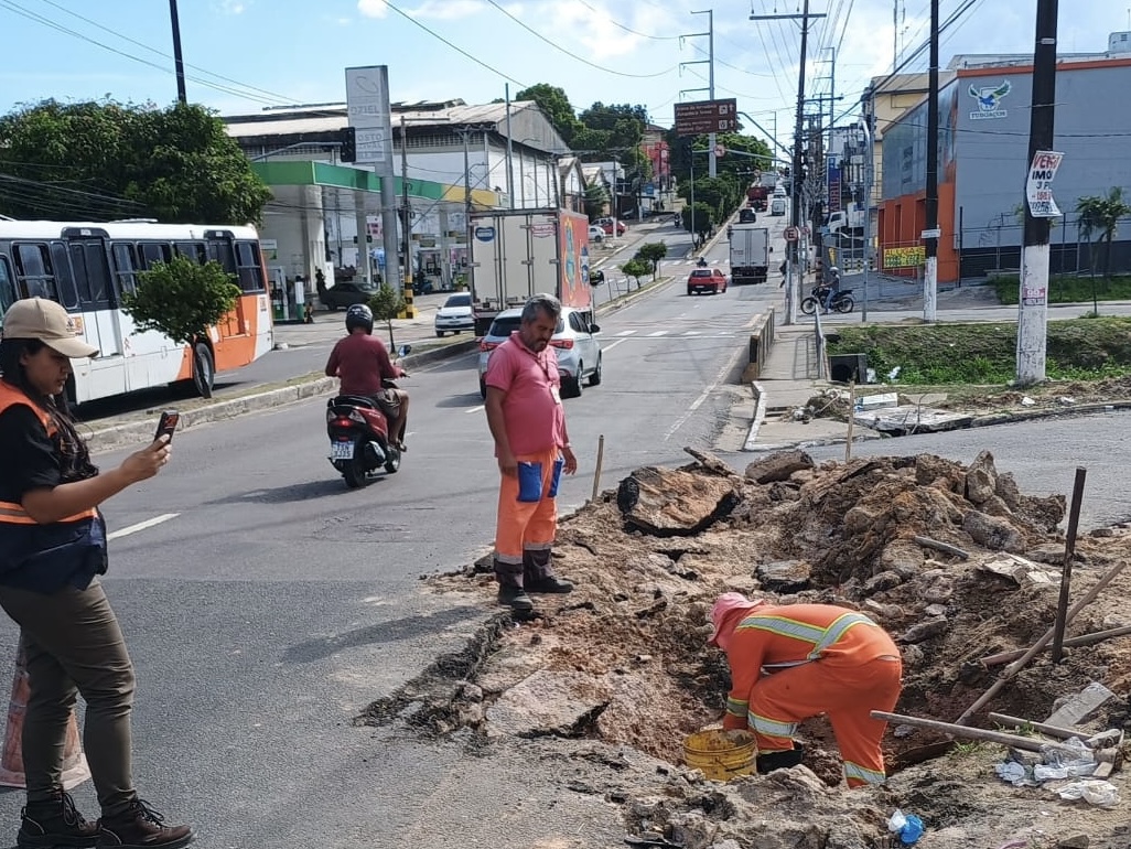 Prefeitura de Manaus recupera sistema de drenagem na avenida Costa e Silva e reforça infraestrutura no bairro Raiz 4