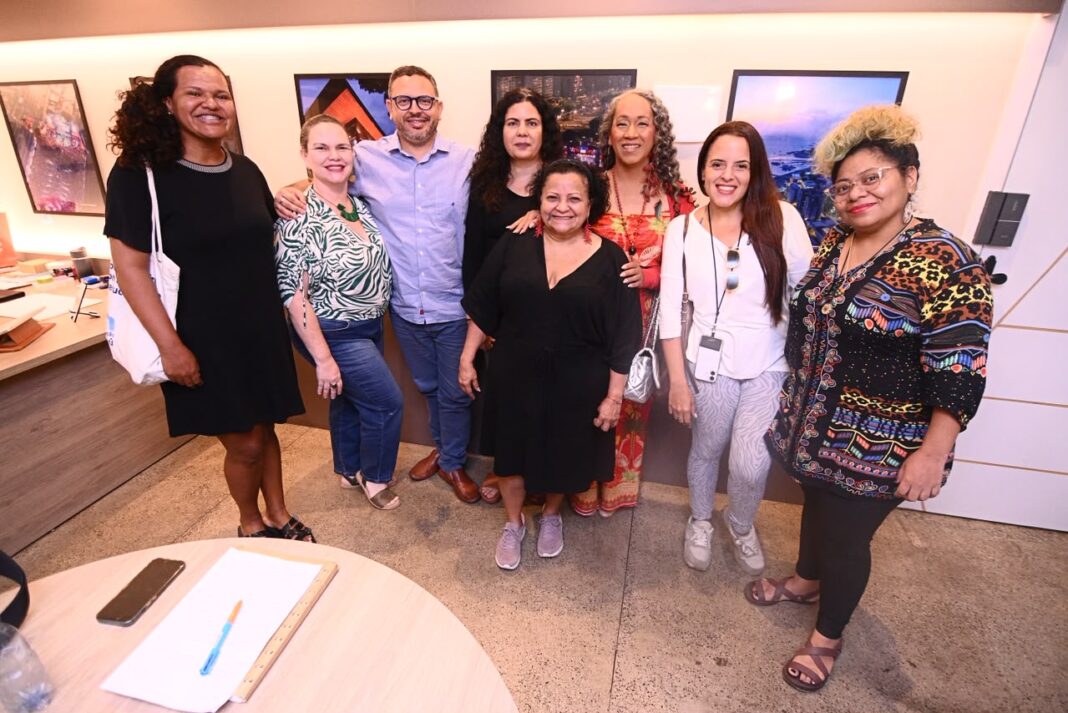 3. FOTO 3_Diretor-presidente da Manauscult Márcio Braz com as representantes da Frente das Mulheres Artistas