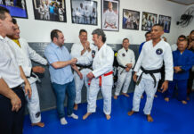Governador Roberto Cidade visita projeto esportivo que atende crianças e adolescentes no Coroado