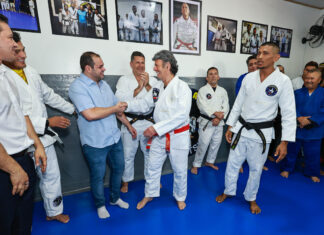 Governador Roberto Cidade visita projeto esportivo que atende crianças e adolescentes no Coroado