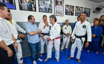Governador Roberto Cidade visita projeto esportivo que atende crianças e adolescentes no Coroado