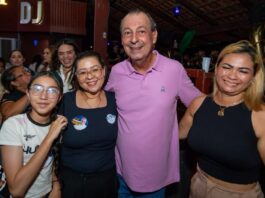 No dia do seu aniversário, Omar vai ao Novo Aleixo e fala sobre projeto de casas populares para quem precisa